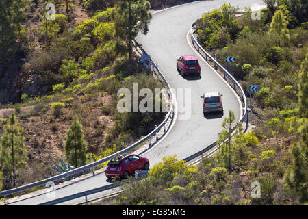 Mietwagen Sie auf kurvenreiche Bergstrasse auf Gran Canaria, Kanarische Inseln, Spanien Stockfoto