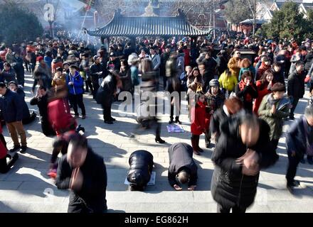 Tianjin, China. 19. Februar 2015. Bürgerinnen und Bürger beten im Dabei buddhistischen Tempel in Tianjin, Nordchina, 19. Februar 2015. Viele Menschen beteten für Frieden und Harmonie im Tempel am Donnerstag, dem ersten Tag des chinesischen Lunar New Year. © Yue Yuewei/Xinhua/Alamy Live-Nachrichten Stockfoto