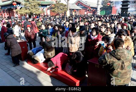 Tianjin, China. 19. Februar 2015. Bürgerinnen und Bürger beten im Dabei buddhistischen Tempel in Tianjin, Nordchina, 19. Februar 2015. Viele Menschen beteten für Frieden und Harmonie im Tempel am Donnerstag, dem ersten Tag des chinesischen Lunar New Year. © Yue Yuewei/Xinhua/Alamy Live-Nachrichten Stockfoto