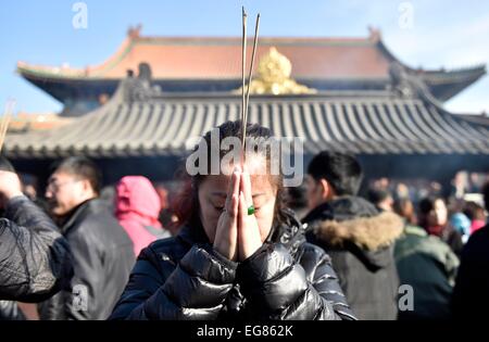 Tianjin, China. 19. Februar 2015. Ein Bürger brennt Räucherstäbchen während der Gebete im Dabei buddhistischen Tempel in Tianjin, Nordchina, 19. Februar 2015. Viele Menschen beteten für Frieden und Harmonie im Tempel am Donnerstag, dem ersten Tag des chinesischen Lunar New Year. © Yue Yuewei/Xinhua/Alamy Live-Nachrichten Stockfoto