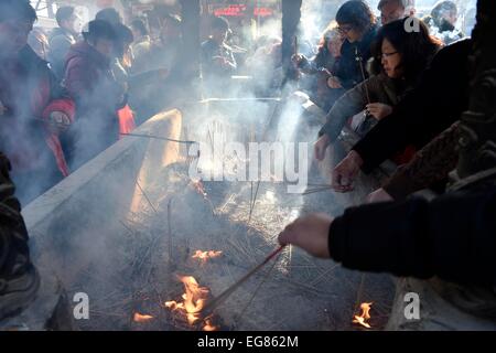 Tianjin, China. 19. Februar 2015. Bürgerinnen und Bürger brennen Räucherstäbchen während der Gebete im Dabei buddhistischen Tempel in Tianjin, Nordchina, 19. Februar 2015. Viele Menschen beteten für Frieden und Harmonie im Tempel am Donnerstag, dem ersten Tag des chinesischen Lunar New Year. © Yue Yuewei/Xinhua/Alamy Live-Nachrichten Stockfoto