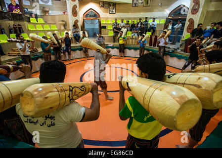 Ringer training mit Meels, Holzknüppel mit Gewicht von 9 bis 18 Kilo, in Zurkhaneh, Isfahan, Iran Stockfoto