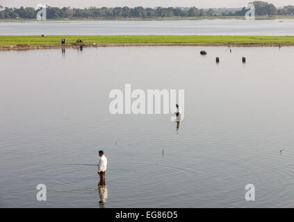 Fischer reflektiert, Reflexion im Wasser des Sees Taungthaman, fotografiert von Teak U Bein Brücke in der Nähe von Mandalay, Birma, Myanmar Stockfoto