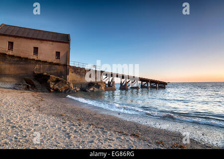 Alte verlassene Rettungsstation Polpeor Cove am Lizard Point in Cornwall Stockfoto