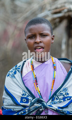 MASAI MARA, Kenia - 23 September: Junge Massai Frau am 23. September 2008 in Masai Mara Nationalpark, Kenia Stockfoto