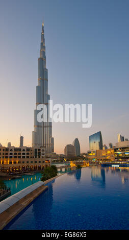 DUBAI, Vereinigte Arabische Emirate - Januar 2: Burj Khalifa am 2. Januar 2012 in Dubai, Vereinigte Arabische Emirate. Burj Khalifa ist derzeit das höchste Gebäude in der wor Stockfoto