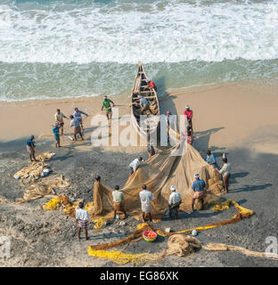 KERALA, Indien - 19. Januar: Traditionelle Fischerei in Südindien auf 19. Januar 2013 in Kerala, Indien Stockfoto