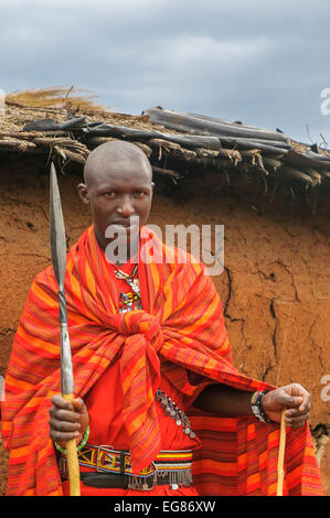 MASAI MARA, Kenia - 23 September: Junge Masai Mann am 23. September 2008 in Masai Mara Nationalpark, Kenia Stockfoto