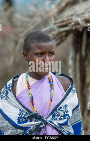 MASAI MARA, Kenia - 23 September: Junge Massai Frau am 23. September 2008 in Masai Mara Nationalpark, Kenia Stockfoto