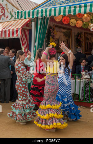 Sevilla, Spanien - April, 26: Frauen Sevillana Tanz auf der Sevillas April Fair am 26. April 2012 in Sevilla, Spanien Stockfoto