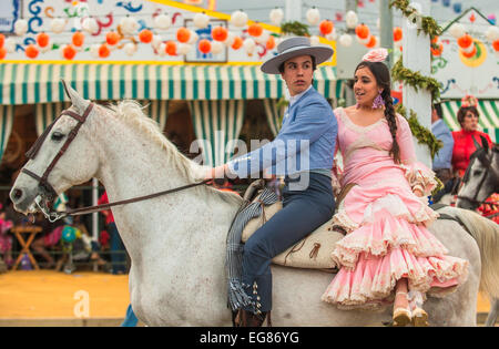 Sevilla, Spanien - 26 April: Reitern Sie auf der Sevillas April Fair am 26. April 2012 in Sevilla, Spanien Stockfoto