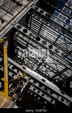 Hochreflektierende Stahlträger glänzen bei starker Sonneneinstrahlung auf eine South London Baustelle. Stockfoto