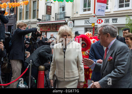 London, UK. 19. Februar 2015. Prinz Charles begleitet von The Duchess of Cornwall besuchen Chinatown Chinese New Year zu markieren. Bildnachweis: Velar Grant/ZUMA Wire/ZUMAPRESS.com/Alamy Live-Nachrichten Stockfoto