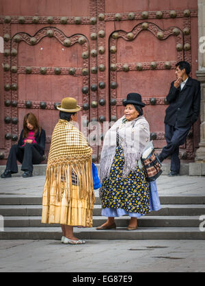 LA PAZ, Bolivien - Januar, 10: Cholitas in der Straße von La Paz am 10. Januar 2008 in La Paz, Bolivien Stockfoto