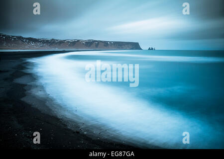 Reynisdrangar Felsformationen und Vik schwarzen Strand von Dyrhólaey Vik Island Europa Stockfoto