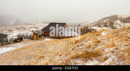 Hütte im Schnee.  Hintergrund mit Schneelandschaft. Ukraine Stockfoto