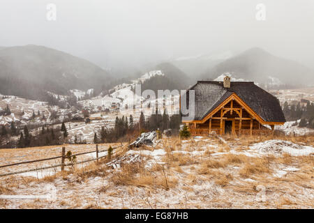 Hütte im Schnee.  Hintergrund mit Schneelandschaft. Ukraine Stockfoto