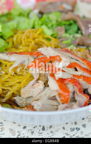 gelbe Nudeln mit Ente Stockfoto