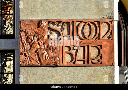 London, England, Vereinigtes Königreich. Die Blackfriars Pub, Queen Victoria Street. Äußere Detail - "Saloon Bar" Stockfoto