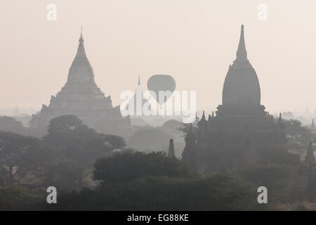 Blick auf den Sonnenaufgang von der Treppe des Tempels mit Heißluftballons schweben Flug über Tempel auf Ebenen von Pagan, Bagan, Burma, Myanmar Stockfoto