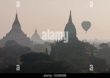 Blick auf den Sonnenaufgang von der Treppe des Tempels mit Heißluftballons schweben Flug über Tempel auf Ebenen von Pagan, Bagan, Burma, Myanmar Stockfoto