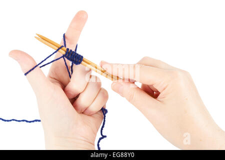 Ein paar Frauen die Hände stricken. Isoliert auf weiss Stockfoto