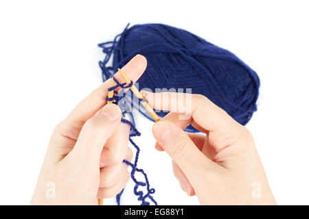 Frau verwendet blaue Garn zum Stricken, isoliert Stockfoto