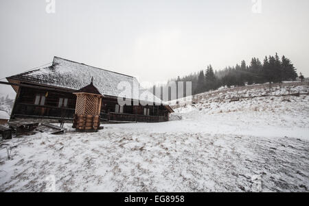 Hütte im Schnee.  Hintergrund mit Schneelandschaft. Ukraine Stockfoto