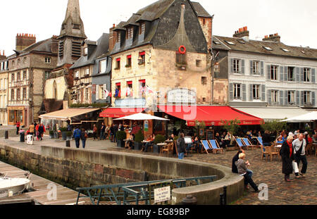 Ein Blick auf die französischen Küsten Stadt Honfleur in der Normandie. Stockfoto