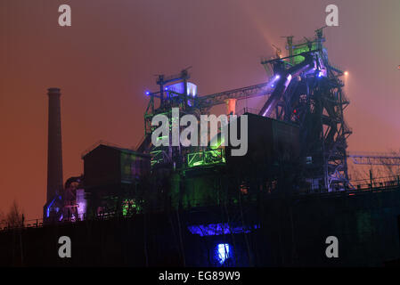 Duisburg, Deutschland. 7. Februar 2015. Die Öfen und Krokodil Kran Glanz in hellen Farben als Bestandteil eine Lichtinstallation des Briths Künstlers Jonathan Park in Duisburg-Nord Landschaft Park, einer ehemaligen Verhüttung und Stahlwerk Werk in Duisburg, Deutschland, 7. Februar 2015. Foto: Horst Ossinger/Dpa - NO-Draht-SERVICE-/ Dpa/Alamy Live News Stockfoto