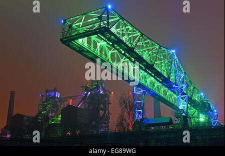 Duisburg, Deutschland. 7. Februar 2015. Die Öfen und Krokodil Kran Glanz in hellen Farben als Bestandteil eine Lichtinstallation des Briths Künstlers Jonathan Park in Duisburg-Nord Landschaft Park, einer ehemaligen Verhüttung und Stahlwerk Werk in Duisburg, Deutschland, 7. Februar 2015. Foto: Horst Ossinger/Dpa - NO-Draht-SERVICE-/ Dpa/Alamy Live News Stockfoto