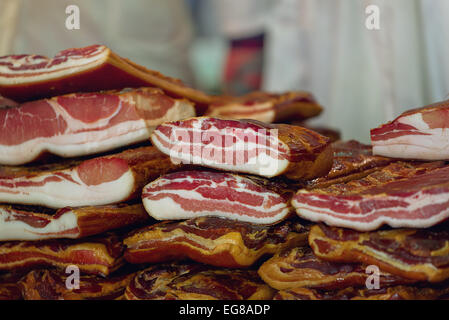 Ausgehärteten Speck Stack, geräuchert und bewahrt Schweinefleisch gilt als eine Delikatesse Essen in einigen Kulturen, selektiven Fokus. Stockfoto