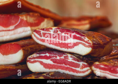 Ausgehärteten Speck Stack, geräuchert und bewahrt Schweinefleisch gilt als eine Delikatesse Essen in einigen Kulturen, selektiven Fokus. Stockfoto