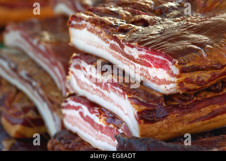 Ausgehärtete Speck Stack selektiven Fokus mit flachen Deth des Feldes, geräuchert und bewahrt Schweinefleisch gilt als eine Delikatesse Essen in So Stockfoto