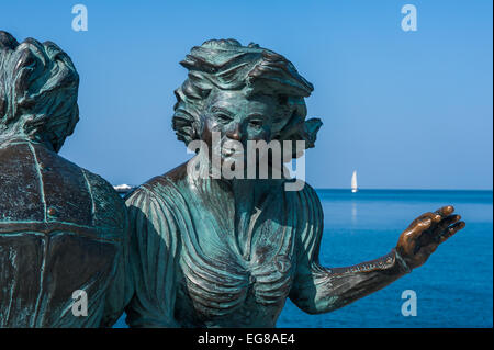 Triest, Italien - Le Sartine Bronze Skulptur, eines der Wahrzeichen der Stadt, repräsentieren zwei Mädchen stricken auf der Uferpromenade Stockfoto