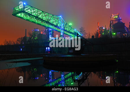 Duisburg, Deutschland. 7. Februar 2015. Die Öfen und Krokodil Kran Glanz in hellen Farben als Bestandteil eine Lichtinstallation des Briths Künstlers Jonathan Park in Duisburg-Nord Landschaft Park, einer ehemaligen Verhüttung und Stahlwerk Werk in Duisburg, Deutschland, 7. Februar 2015. Foto: Horst Ossinger/Dpa - NO-Draht-SERVICE-/ Dpa/Alamy Live News Stockfoto