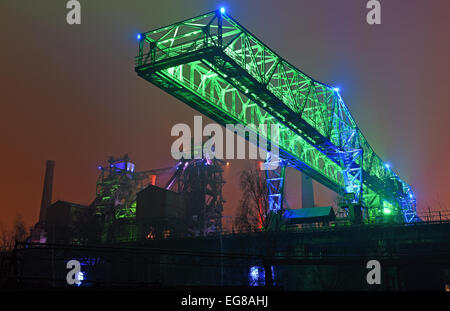 Duisburg, Deutschland. 7. Februar 2015. Die Öfen glänzen in hellen Farben als Bestandteil eine Lichtinstallation des Briths Künstlers Jonathan Park in Duisburg-Nord Landschaft Park, einer ehemaligen Verhüttung und Stahlwerk Werk in Duisburg, Deutschland, 7. Februar 2015. Foto: Horst Ossinger/Dpa - NO-Draht-SERVICE-/ Dpa/Alamy Live News Stockfoto