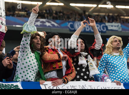 Gelsenkirchen, Deutschland. 18. Februar 2015. Madrid-Fans jubeln vor der Champions League-Runde 16 Spiel FC Schalke 04 Vs Real Madrid in Gelsenkirchen, Deutschland, 18. Februar 2015. Foto: Bernd Thissen/Dpa/Alamy Live News Stockfoto