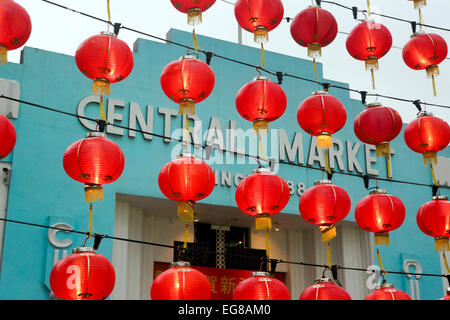 Rote Laternen hängen außerhalb der Zentralmarkt in Chinatown für chinesischen Neujahrsfest Stockfoto