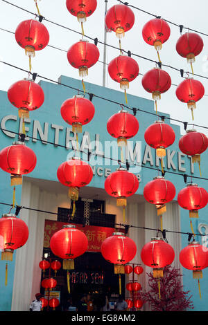 Rote Laternen hängen außerhalb der Zentralmarkt in Chinatown für chinesischen Neujahrsfest Stockfoto