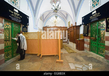 Hinter der grünen eisernen Tür auf der linken Seite ist das Grab des Patriarchen Jakob, auf der rechten Seite seiner Frau Leah. Stockfoto