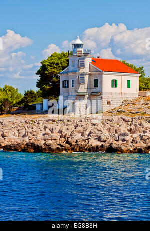 Kroatien, Prisnjak Leuchtturm. Der Leuchtturm wurde im Jahre 1886 auf einer kleinen Insel des Archipels Murter errichtet. Stockfoto