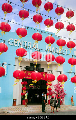 Rote Laternen hängen außerhalb der Zentralmarkt in Chinatown für chinesischen Neujahrsfest Stockfoto