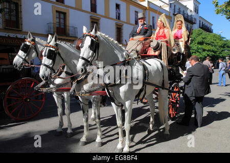 Spanien, Andalusien, Sevilla, Fair, Feria de Abril, Menschen, Pferdekutsche, Stockfoto