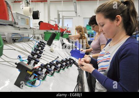 Mitarbeiter in der Fabrik der MD-Elektronik-Chotesov, ist der führende europäische Hersteller von Multimedia-Kabel für Automobile, in Chotesov, in der Nähe von Pilsen, Tschechische Republik, 19. Februar 2015 abgebildet. Das Unternehmen steigerten den Umsatz um ein Fünftel auf Kc5.2bn letztes Jahr, dieses Jahr plant Umsatz von Kc5.4bn und seinen jährlichen Gewinn bewegt sich in der Größenordnung von zehn Millionen Kronen. MD Elektronik ist durch die Größe des Umsatzes das sechstgrößte Unternehmen in der Region Plzen und zählt zu den Top-100-Firmen im Land. Das Unternehmen mit 2.950 Mitarbeitern produziert 40.000 Arten von Kabeln. Es hat zwanzig Jahre lang ausgebaut Stockfoto