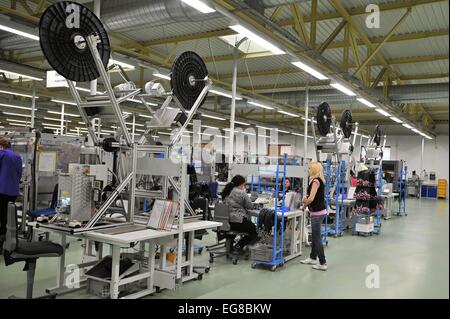 Mitarbeiter in der Fabrik der MD-Elektronik-Chotesov, ist der führende europäische Hersteller von Multimedia-Kabel für Automobile, in Chotesov, in der Nähe von Pilsen, Tschechische Republik, 19. Februar 2015 abgebildet. Das Unternehmen steigerten den Umsatz um ein Fünftel auf Kc5.2bn letztes Jahr, dieses Jahr plant Umsatz von Kc5.4bn und seinen jährlichen Gewinn bewegt sich in der Größenordnung von zehn Millionen Kronen. MD Elektronik ist durch die Größe des Umsatzes das sechstgrößte Unternehmen in der Region Plzen und zählt zu den Top-100-Firmen im Land. Das Unternehmen mit 2.950 Mitarbeitern produziert 40.000 Arten von Kabeln. Es hat zwanzig Jahre lang ausgebaut Stockfoto