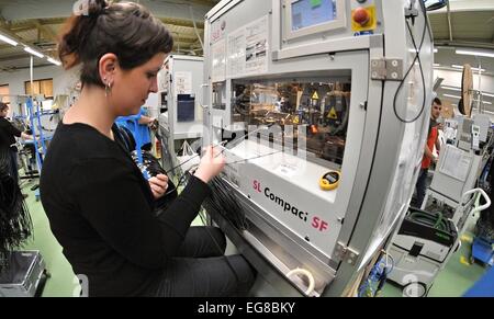 Mineralölgesellschaft in Fabrik der MD-Elektronik-Chotesov, ist der führende europäische Hersteller von Multimedia-Kabel für Automobile, in Chotesov, in der Nähe von Pilsen, Tschechische Republik, 19. Februar 2015 abgebildet. Das Unternehmen steigerten den Umsatz um ein Fünftel auf Kc5.2bn letztes Jahr, dieses Jahr plant Umsatz von Kc5.4bn und seinen jährlichen Gewinn bewegt sich in der Größenordnung von zehn Millionen Kronen. MD Elektronik ist durch die Größe des Umsatzes das sechstgrößte Unternehmen in der Region Plzen und zählt zu den Top-100-Firmen im Land. Das Unternehmen mit 2.950 Mitarbeitern produziert 40.000 Arten von Kabeln. Es expandiert seit zwanzig Jahren eine Stockfoto