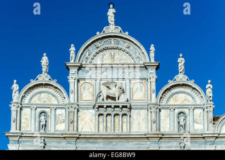 Nahaufnahme von der Fassade des S.S. Giovanni e Paolo Bürgerspital oder Scuola Grande di San Marco, Venedig, Veneto, Italien Stockfoto