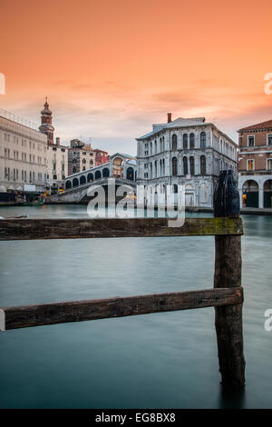 Canal Grande mit Rialto-Brücke bei Sonnenuntergang, Venedig, Veneto, Italien Stockfoto