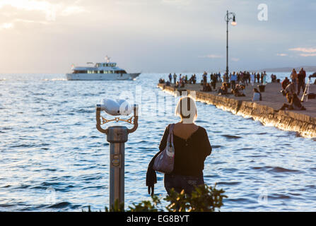 Die Uferpromenade und Molo Audace in Triest, Italien mit Menschen genießen den Sonnenuntergang. Stockfoto